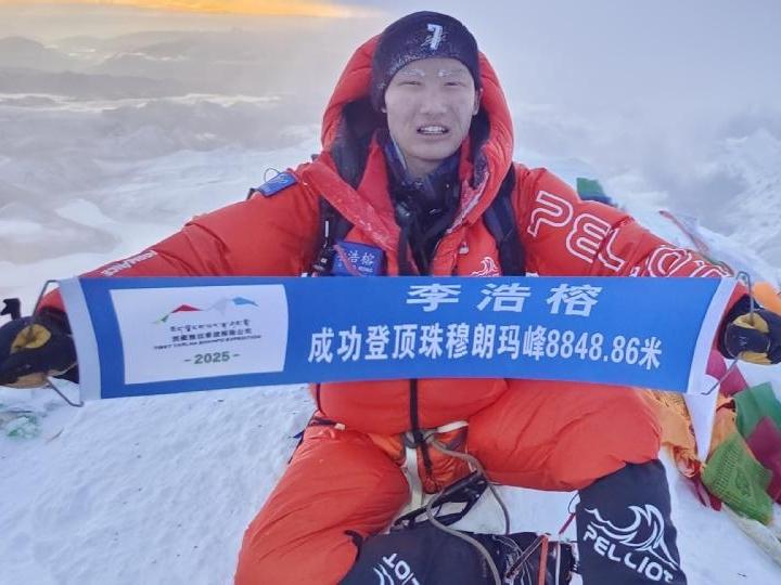 Beijing teen makes history with Everest summit climb