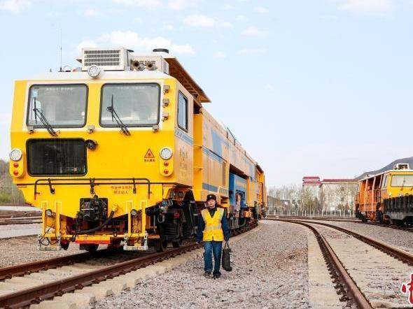 “Post-2000s” Machinery Technician: New Emerging Force in Qinghai-Xizang Railway Maintenance