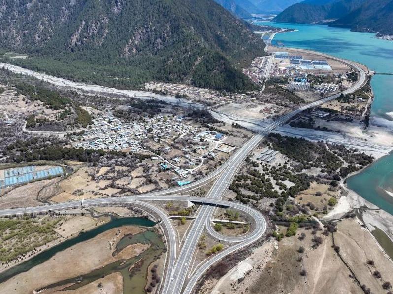 Comprehensive transportation network boosts development in Xizang