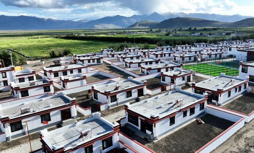 Thousands of quake-hit Xizang residents move into new homes