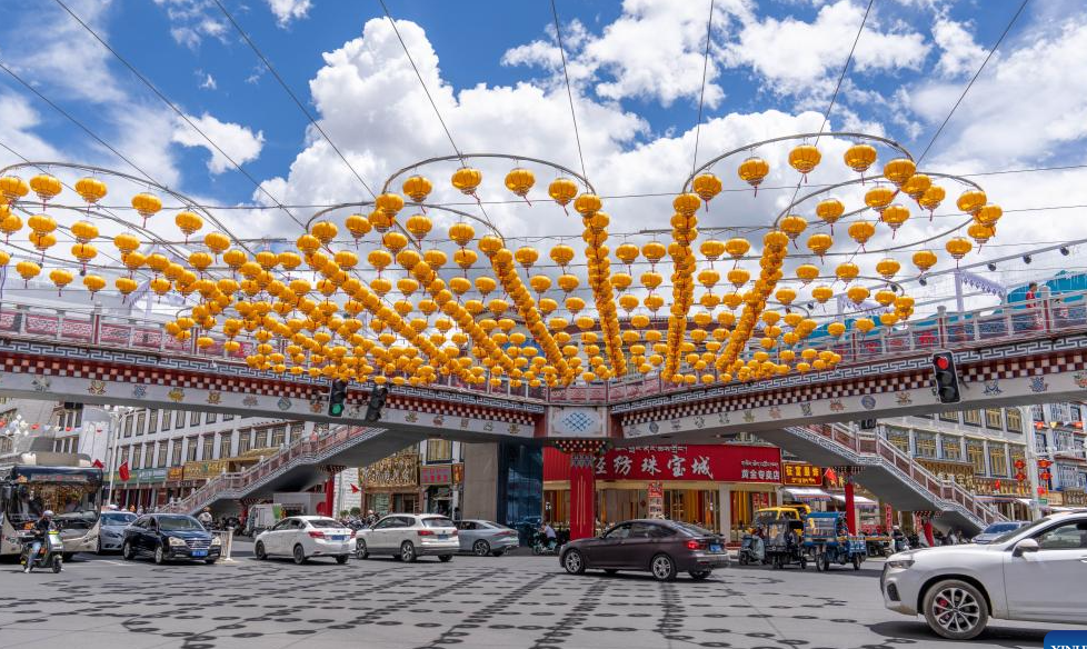Streets of Lhasa adorned with lanterns, decorations to celebrate 60th founding anniv. of Xizang Autonomous Region
