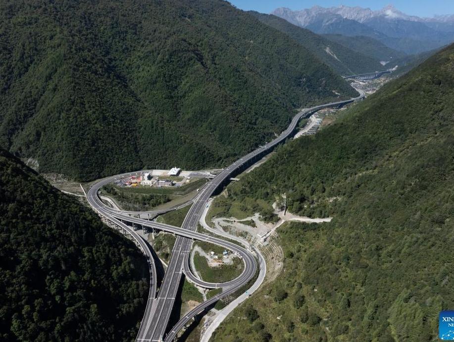 Expressway links China's Jiuzhai Valley, a UNESCO heritage site