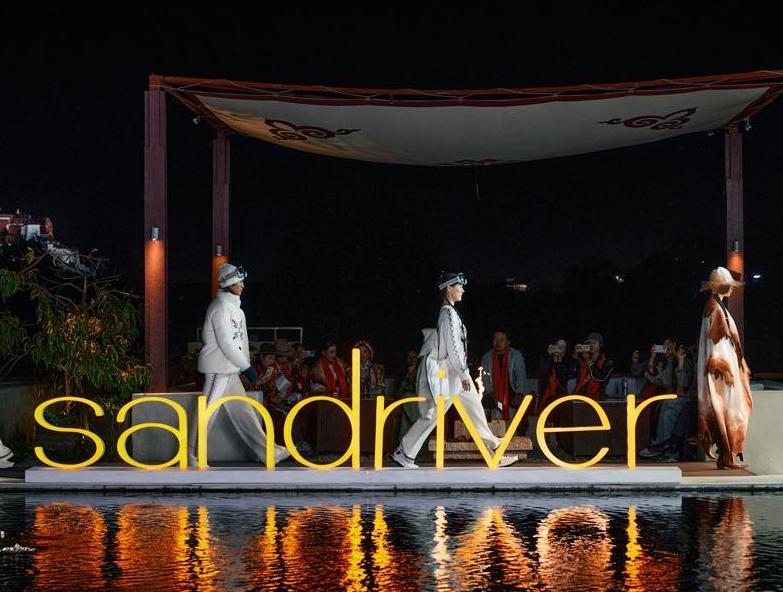 Xizang woolen fabric fashion show held in Lhasa