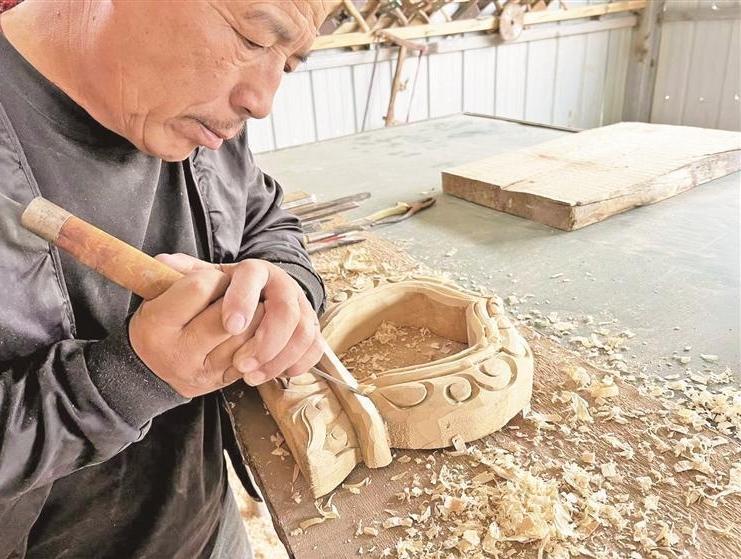 Carpenters in Jianzha area - inheritors of intangible cultural heritage and their path to prosperity