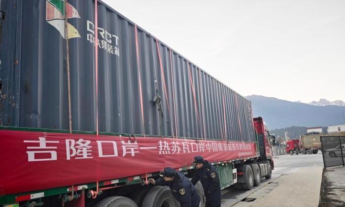 Chinese-registered container vehicles begin shipping to Nepal for the first time