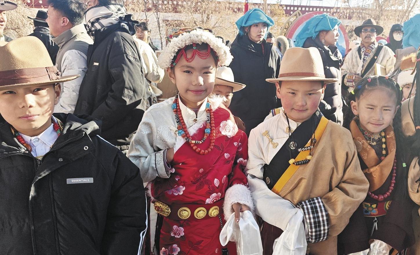 Welcoming the New Year through literature and art, distributing dividends to warm people's hearts