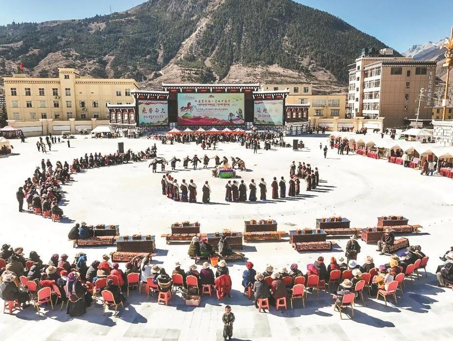 There is a festive atmosphere filled with the spirit of the New Year in Ganzi, Sichuan,