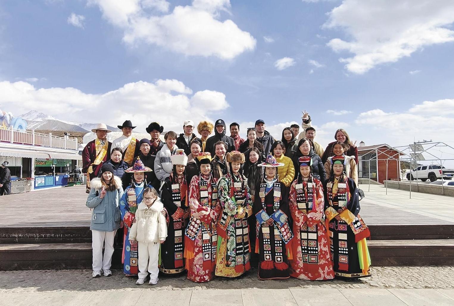 International students from universities in Qinghai Province go to Gangshika for research and study activities