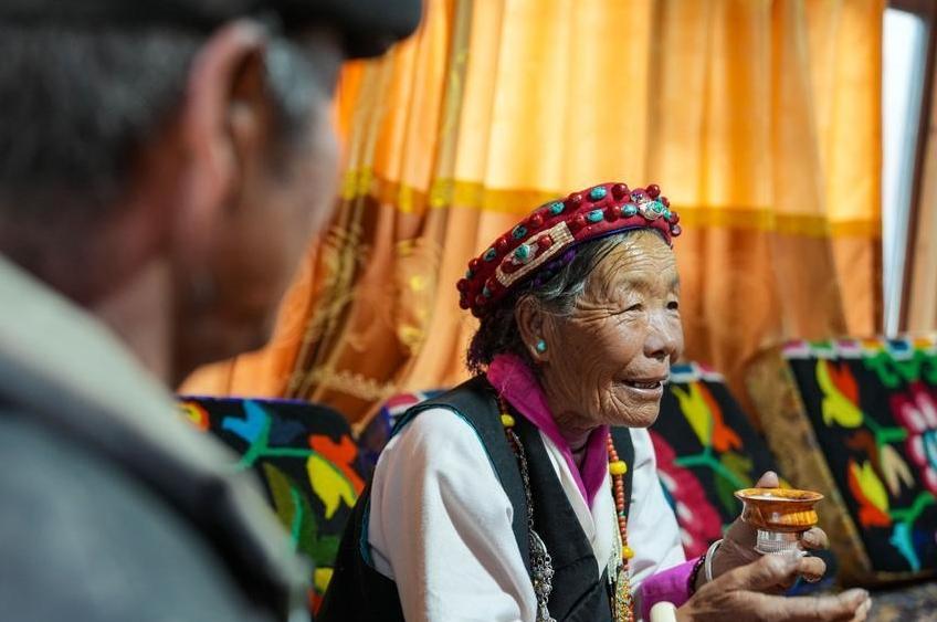 Sufferings of former serfs in old Xizang in Western accounts and their new life today