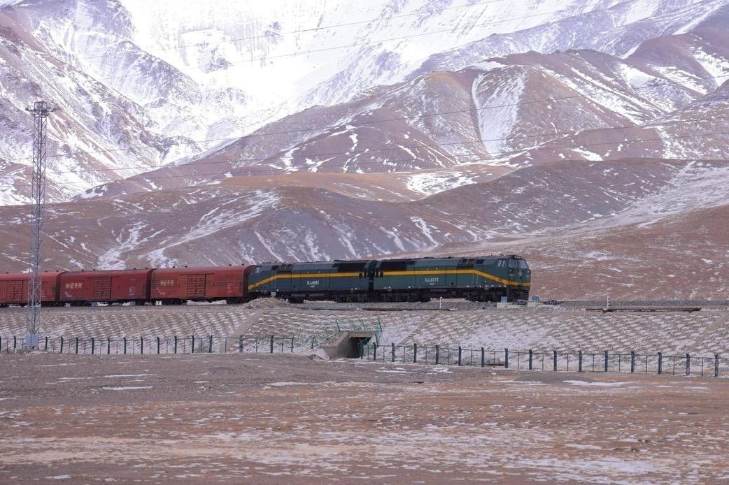 Qinghai–Xizang Railway hits 100 million ton cargo milestone