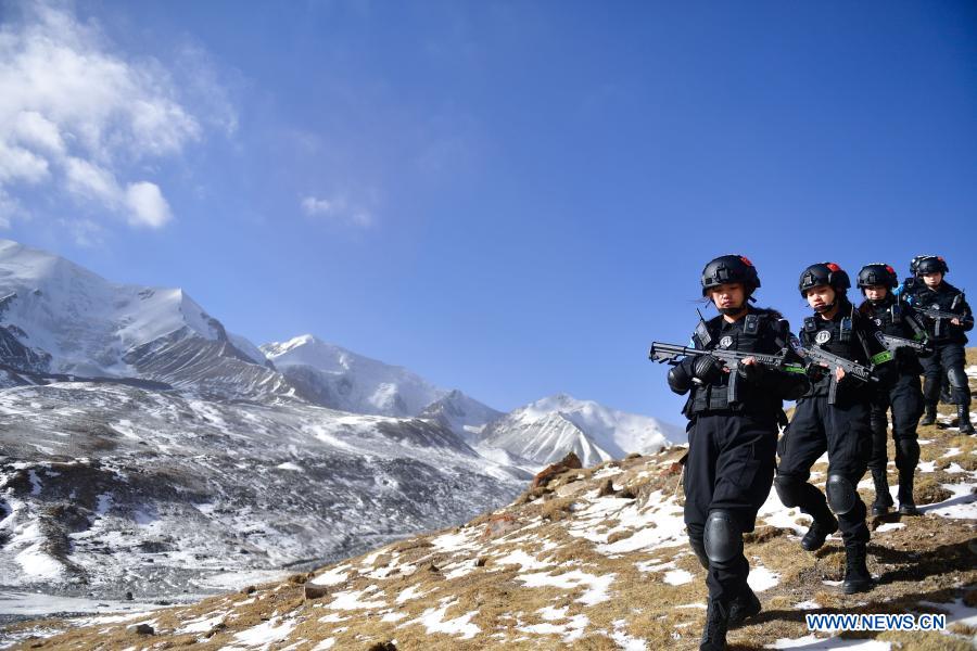 Special policewomen participate in training on plateau in Qinghai