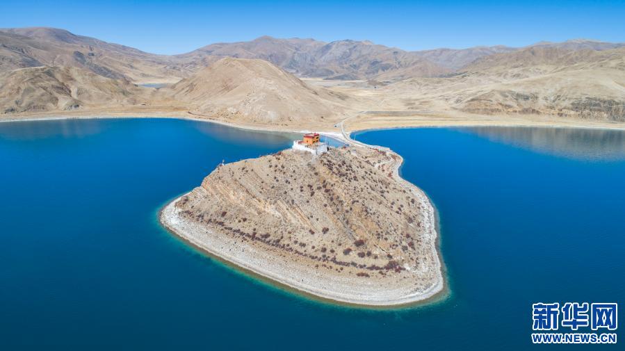 Scenery of Yumzhog Yumco Lake in Tibet