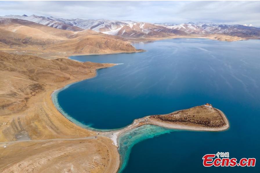 Early winter scenery of Yamdrok Lake in China’s Tibet