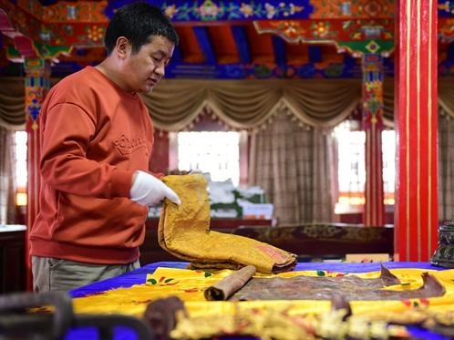 Potala Palace receives over 170 pieces of cultural relics donation