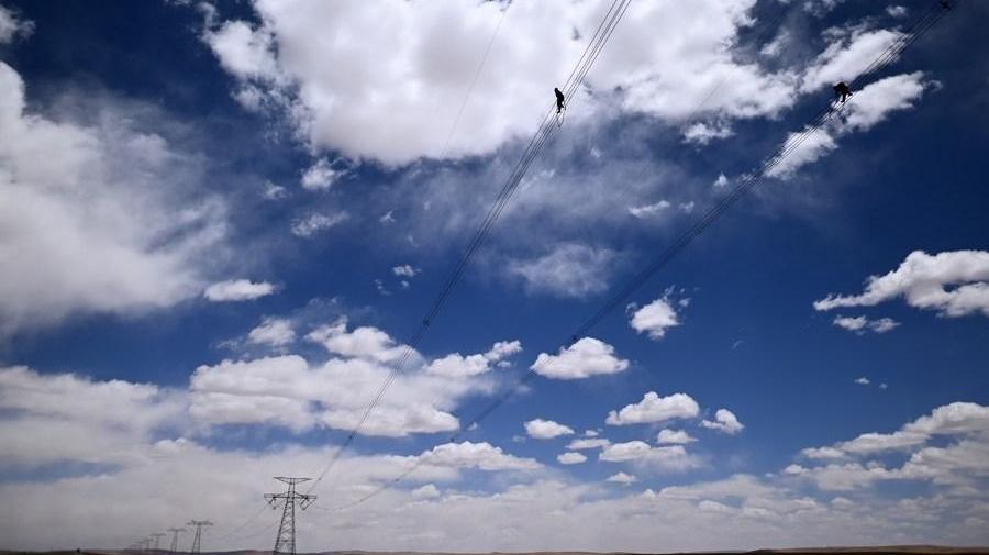 Power transmission lines maintenance underway in Qinghai-Tibet grid