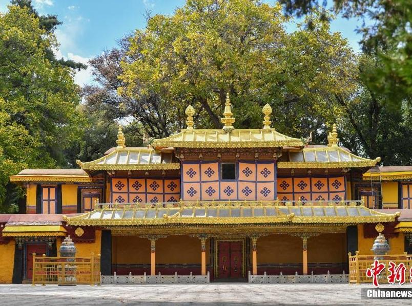 Picturesque Autumn Scenery in Norbulingka