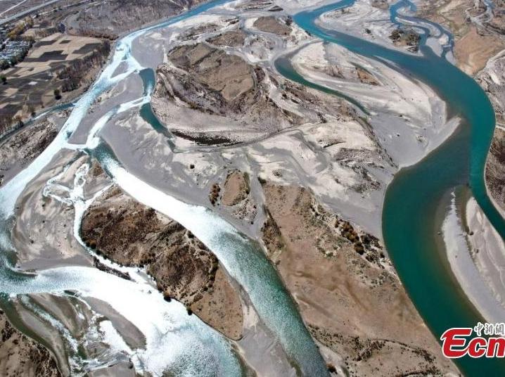 Long stretches of Lhasa River branches in Xizang