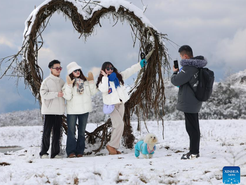 China's Sichuan attracts tourists, snow sports enthusiasts with rich ice and snow resources