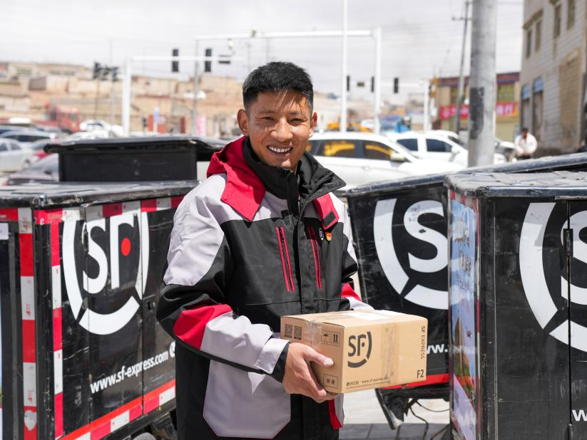 Pic story of courier in Nagqu, China's Xizang