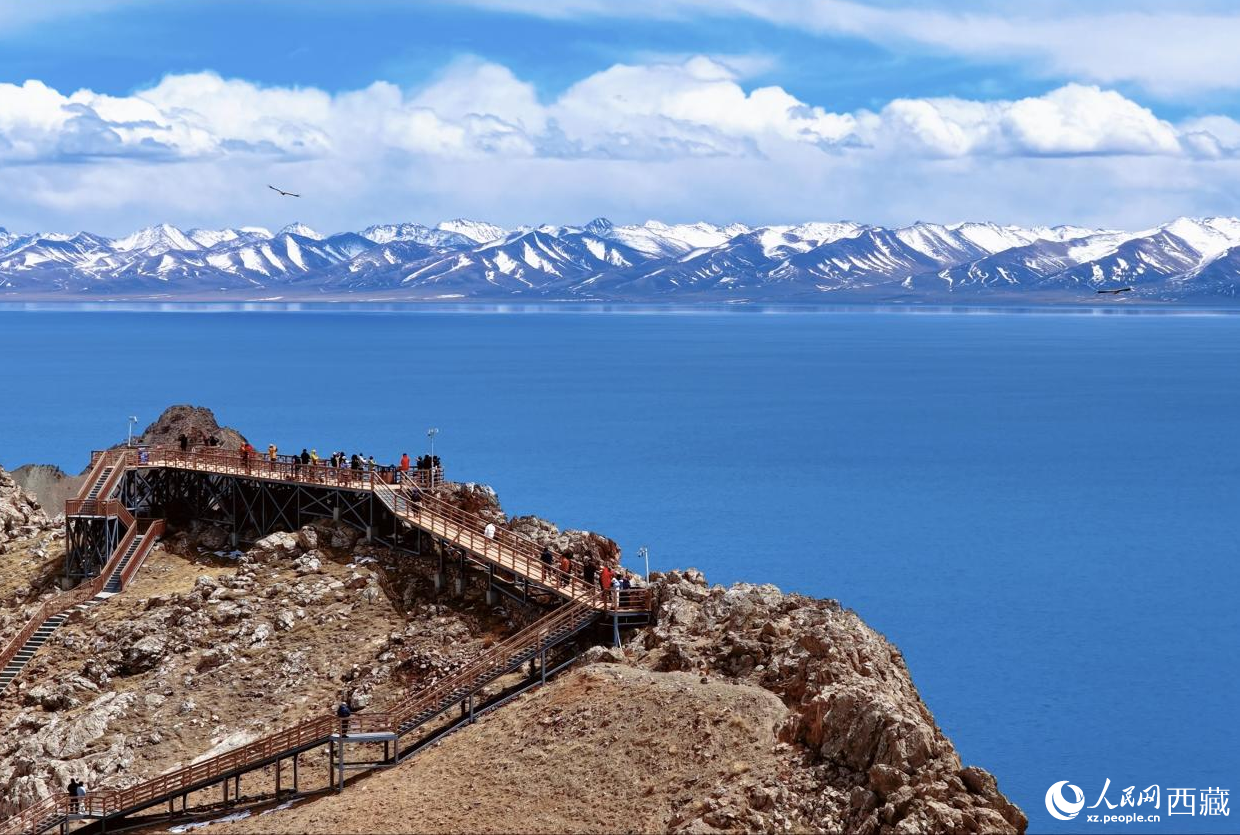 Magnificent scenery attracts tourists to plateaus in SW China's Xizang