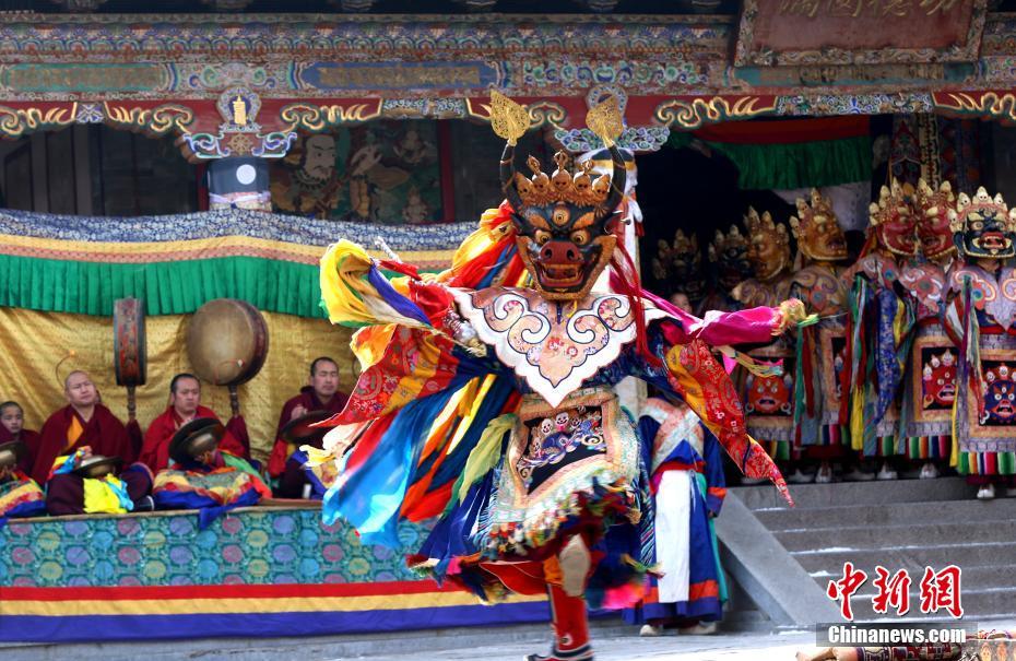 Kumbum Monastery holds religious dancing ceremony for blessing