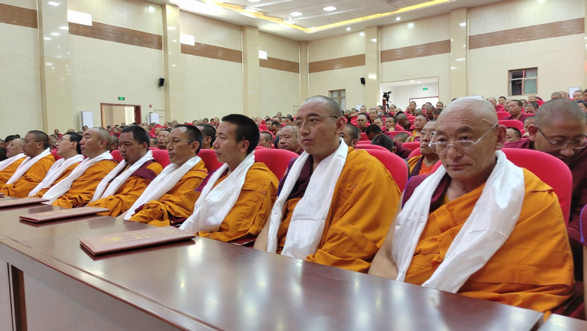 Tibetan monks get degrees after academic training