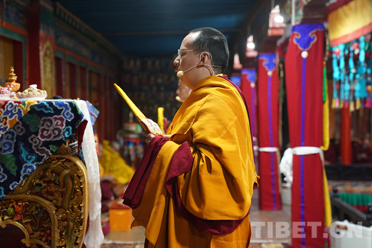 Panchen Lama donates money to people in China's Tibet
