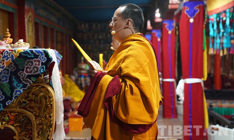 Panchen Lama donates money to people in China's Tibet