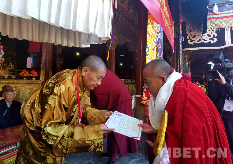 13 monks receive “doctoral degree” of Tibetan Buddhism