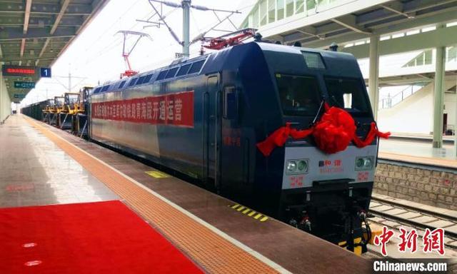 Qinghai section of Golmud-Korla railway begins operations