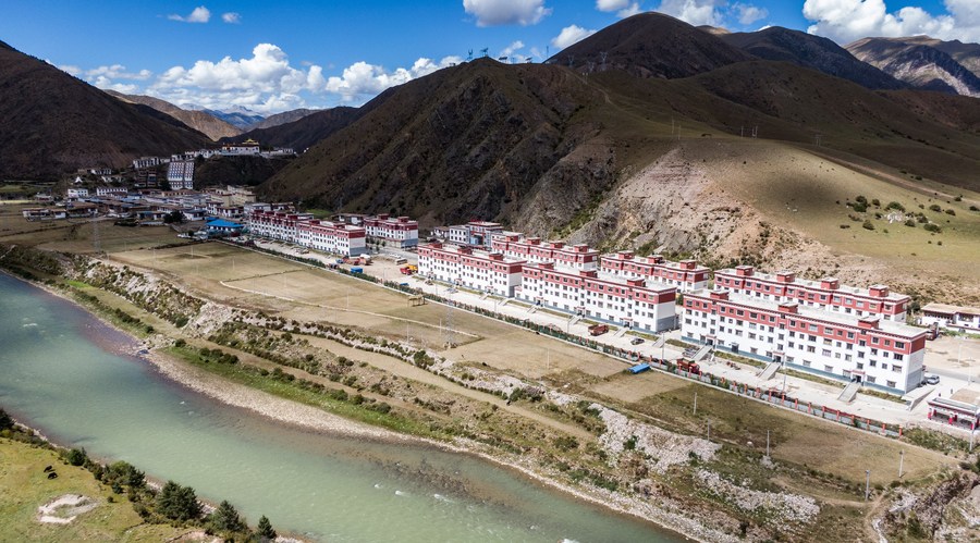 Tibet cuts oil prices in remote areas to benefit locals
