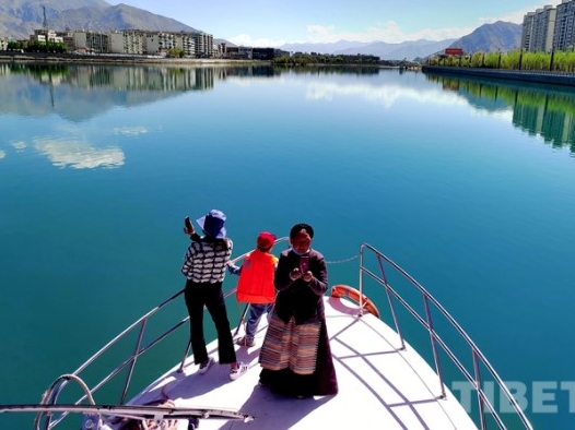 Cruise on Lhasa River, enjoying a different Lhasa