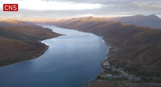Yamdrok Lake: summer resort in SW China's Tibet