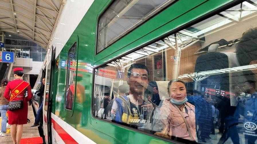 Qinghai-Tibet Railway transports over 4.35 mln passengers during summer holiday