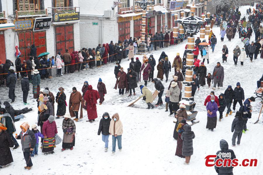 Snow hits Lhasa