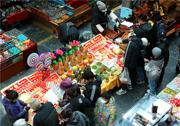 Full of Holiday Atmosphere in Lhasa's New Year Market