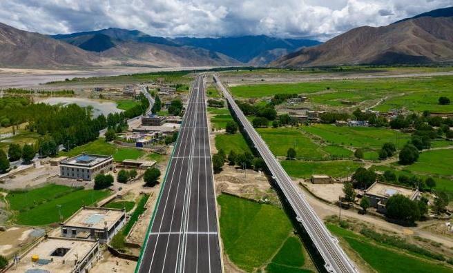Highway linking Xizang's largest cities opens to traffic