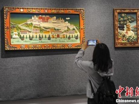 Colorful Snowy Land: Tibetan Woodcarving Exhibition Attracts Citizens