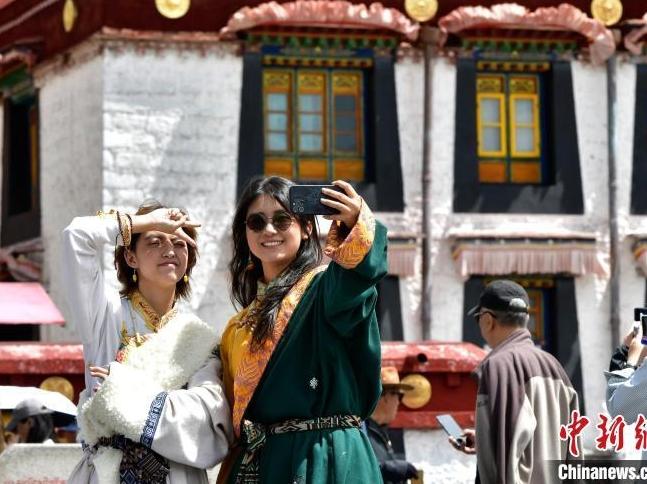 Tibetan Costume Photoshoots, a Hit Among Tourists