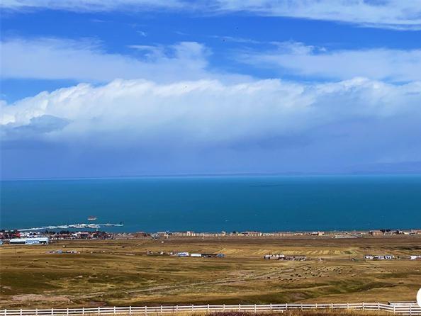 Vibrant autumn in Qinghai Lake, China's largest inland saltwater lake