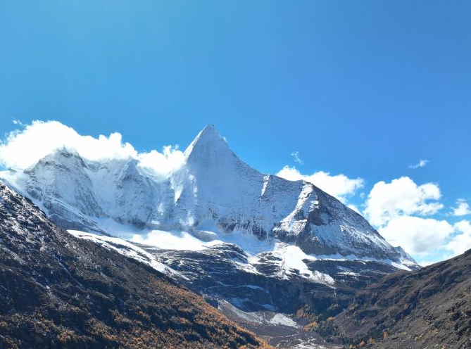 Yading scenic spot attracts tourists in China's Sichuan