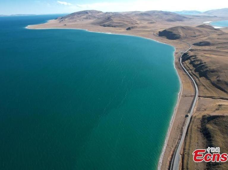 Scenery of Xizang's largest lake in winter