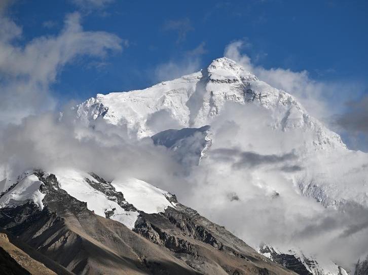 Mount Qomolangma's foreign tourist number doubles in 2024