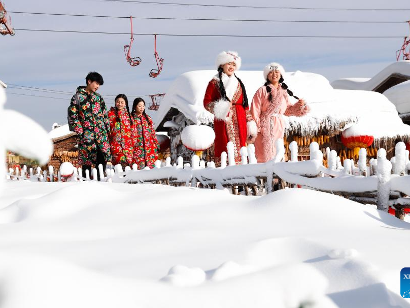 Tourist destinations in China attract visitors with ice and snow activities