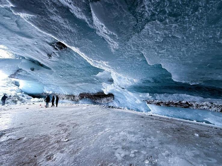 Banbar, Xizang: Ice Cave on the Plateau is as Beautiful as a Picture