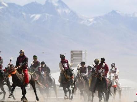 Top Racing Horses Gather in Lhasa for Exciting Competition
